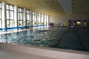 Vnútorné bazény humenskej plavárne museli zatvoriť pre nežiaducu baktériu. Vonkajším nežičí počasie