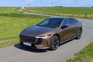 Mazda 6 je späť, použila šikovný trik a jazdí skvele