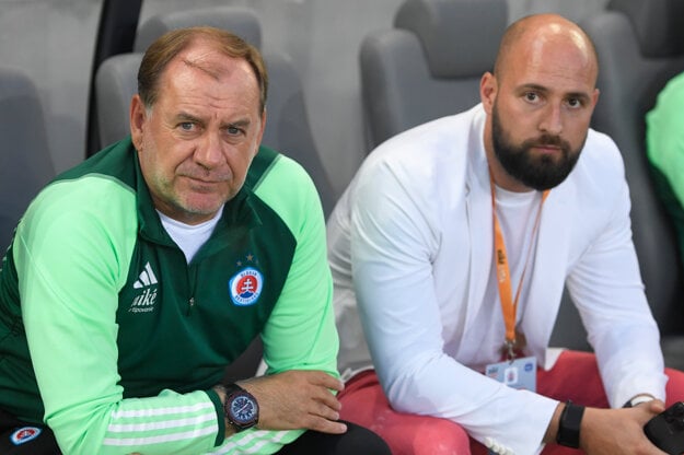 Tréner ŠK Slovan Bratislava Vladimír Weiss st. a generálny riaditeľ tímu Ivan Kmotrík ml. (zdroj: TASR)