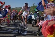 Tadej Pogačar počas stúpania na legendárny kopec Hautacam počas 12. etapy na Tour de France 2025. 
