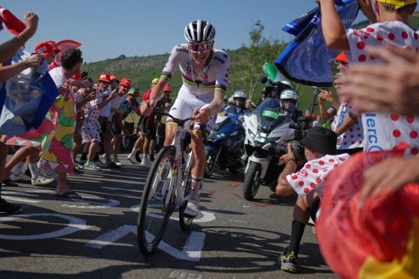 Tadej Pogačar počas stúpania na legendárny kopec Hautacam počas 12. etapy na Tour de France 2025. 
