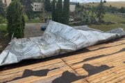 Poškodená strecha Domu smútku v Medzeve. 