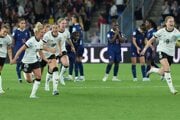 Futbalistky Nemecka oslavujú postup do semifinále EURO žien 2025. 