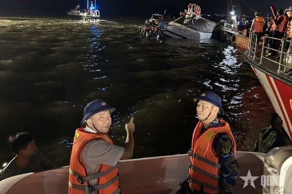 Snímka z videa poskytnutého QDND zobrazuje záchranárov, ako hľadajú nezvestných po tom, čo sa v zálive Ha Long prevrátila turistická loď.