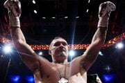 Oleksandr Usyk oslavuje víťazstvo nad Duboisom.