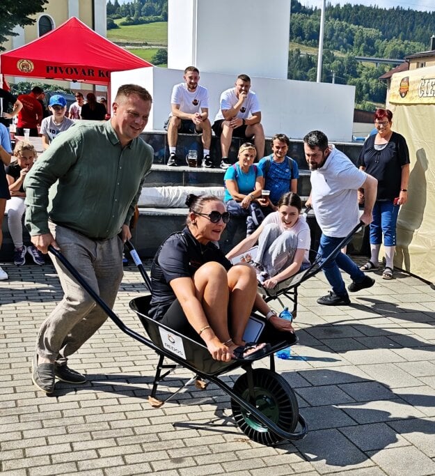 Rýchlo a zbesilo - súťaž na fúrikoch.  (zdroj: Pavol Stolárik)