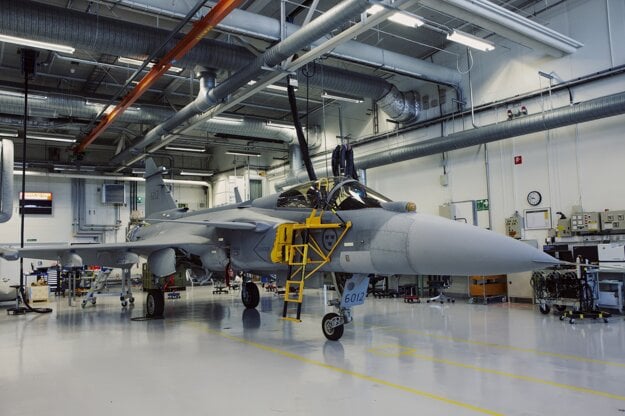 Stíhačka gripen v závode spoločnosti Saab v meste Linköping vo Švédsku. (zdroj: Erika Gerdemark — Bloomberg)