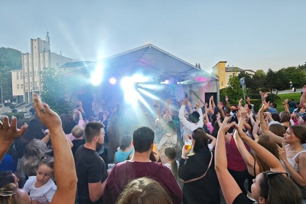 Tanečná party na hlavnej ulici v Čadci.