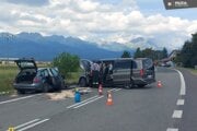 Čelná zrážka dodávky s autom pri Važci. 