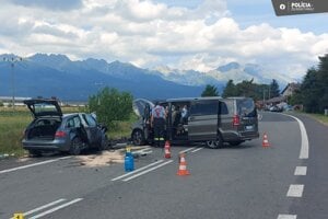 Čelná zrážka dodávky s autom pri Važci. 