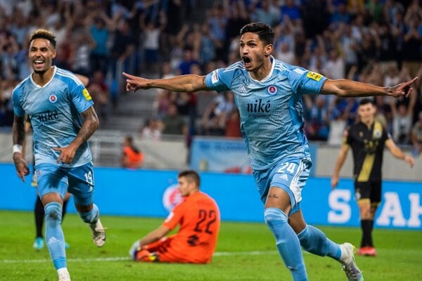 Eric Ramírez strieľa gól v drese Slovana Bratislava. 