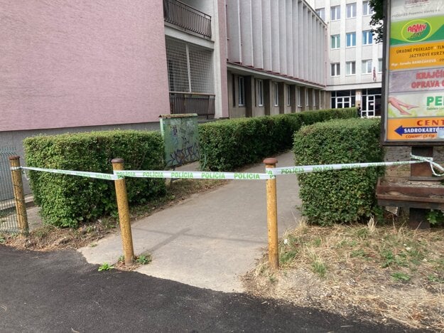 Okolo budovy je natiahnutá policajná páska. (zdroj: Korzár/Michal Frank)