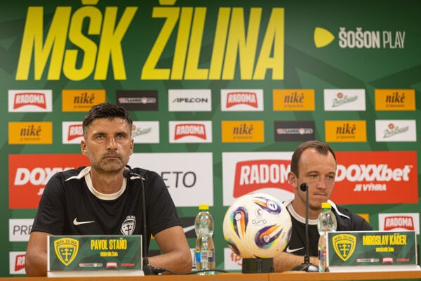 Na snímke zľava hlavný tréner MŠK Žilina Pavol Staňo a kapitán Miroslav Káčer počas tlačovej konferencie MŠK Žilina pred štartom novej sezóny Niké ligy.
