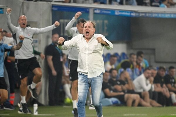 Radosť trénera Slovanu Vladimíra Weissa st. po strelení štvrtého gólu.