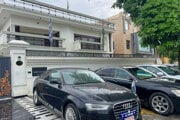  Luxusné autá s falošnými diplomatickými poznávacími značkami sú zaparkované pred prenajatou obytnou budovou, v ktorej fungovalo falošné veľvyslanectvo na okraji Naí Dillí.