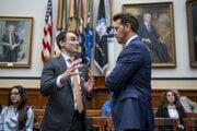 Michael Kratsios (vľavo), výkonný riaditeľ spoločnosti Scale AI a bývalý hlavný technologický poradca prezidenta Donalda Trumpa, sa rozpráva s Klonom Kitchenom, vedúcim pracovníkom Amerického podnikateľského inštitútu.