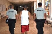 Policajti odvádzajú Róberta G. do väznice.