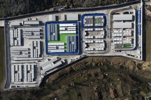 Letecký poohľad na centrum pre migrantov pri severoalbánskej obci Gjadër.