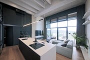 Interiér loftu pre pána s výhľadom na Prahu navrhla architektka Michaela Záhorovská.
