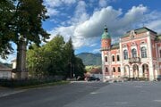 Burjanova vila (vľavo) chátra v tieni stromov. 