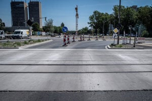 Zastávka Pajštúnska, križovatka s cestou Pajštúnska (Jantárova cesta).