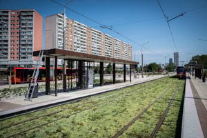 Zastávka Jungmannova, križovatka ciest Jantárova cesta a Rusovská cesta.