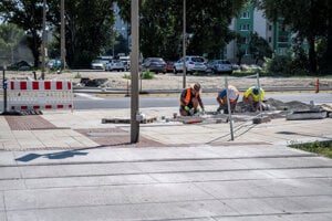 Zastávka Pajštúnska, križovatka s cestou Pajštúnska (Jantárova cesta.