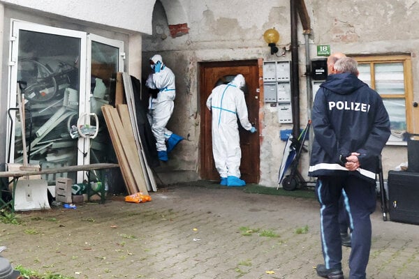Forenzní experti prehľadávajú dom v nemeckom meste Zwiesel.