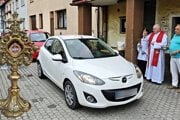 Dekan požehnal autá aj relikviou svätého Krištofa