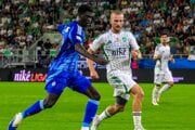 Na snímke zľava Alasana Yirajang (Slovan) a Michal Sipľak (Prešov) bojujú o loptu počas zápasu 1. kola Niké ligy vo futbale FC Tatran Prešov - ŠK Slovan Bratislava.