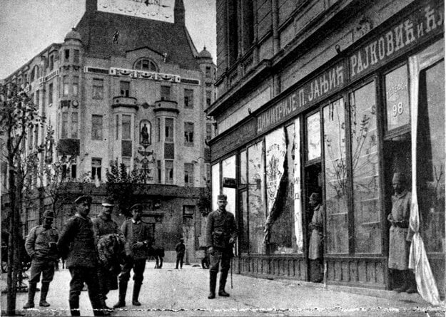 Rakúsko-uhorské jednotky v uliciach Belehradu počas okupácie. (zdroj: Wikimedia)