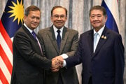 Malajzijský premiér Anwar Ibrahim, center, kambodžský premiér Hun Manet (vľavo) a thajský premiér Phumtham Wechayachai.