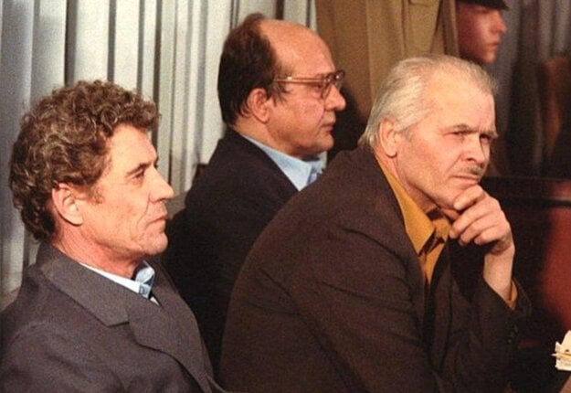 Viktor Brjuchanov, Anatolij Ďatlov a Nikolaj Fomin počas procesu. (zdroj: Wikimedia/TASS)