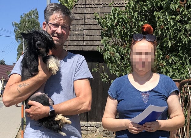Nemecký chovateľ Thomas Stubbe pri preberaní spätne odkúpených psov priamo v Balogu nad Ipľom. (zdroj: Archív H. B.)