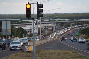 Evakuácia obyvateľov na Havaja priniesla zápchy v Honolulu.