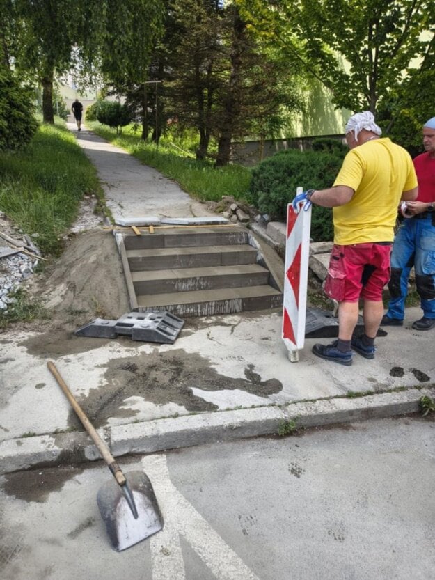 Postupne sa začína s opravou problematických miest. (zdroj: Mestský podnik Čadca)