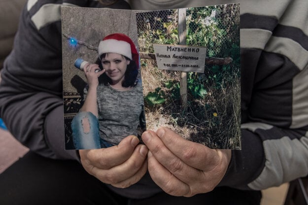 Olena ukazuje fotografiu svojej dcéry Natálie a fotografiu Natáliinho provizórneho hrobu v Užhorode. (zdroj: Oksana Parafeniuk — The Washington Post)