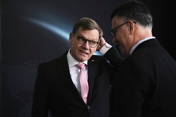 Nemecký minister zahraničných vecí Johann Wadephul v diskusii so svojím izraelským rezortným kolegom Gideonom Saarom.