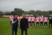 Starosta obce Borčice Patrik Mačina (s mikrofónom) pred pohárovým zápasom Kvašov - Dubnica nad Váhom. 