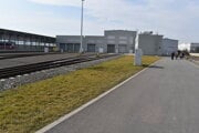 Stredisko technicko-hygienickej údržby (vľavo) v humenskom depe je stále zatvorené. 