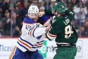 Jakub Lauko (vpravo) v bitke s Ty Embersonom