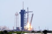 Kozmická loď Crew Dragon spoločnosti SpaceX štartuje z Mysu Canaveral.