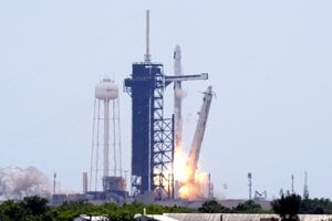 Kozmická loď Crew Dragon spoločnosti SpaceX štartuje z Mysu Canaveral.