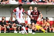 Zľava hráč Trenčína Mustafa Yakubu, ktorého sleduje Trnavčan Giorgi Moistsrapishvili. 