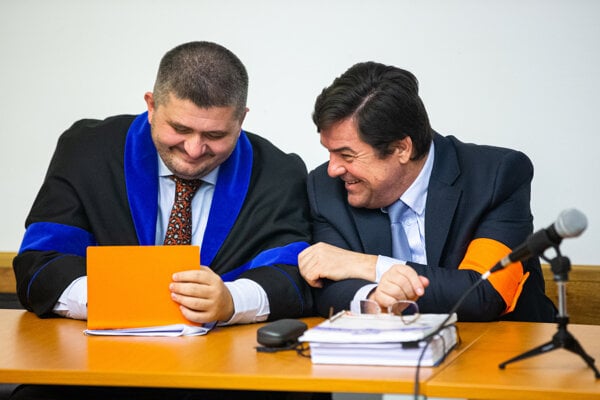 Marian Kočner s obhajcom Michalom Mandzákom.