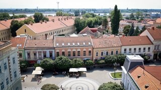 Kto dlhuje milióny v Komárne? Živnostník aj firmy poprepisované na cudzincov