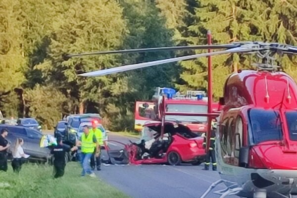 Zranené osoby po nehode odviezli vrtuľníky a záchranka. 