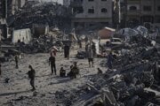 Ľudia pri poškodenej klinike Šejk Radwan al-Taba po bombardovaní mesta Gaza City.
