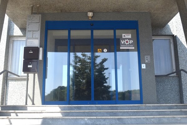 Na dverách je stále logo VOP Prešov.