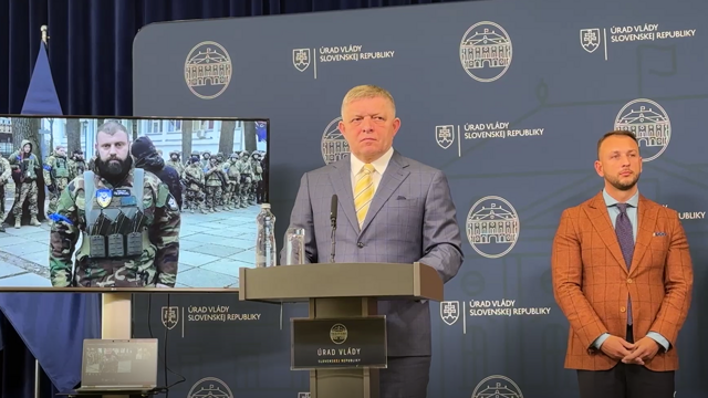 Premiér Robert Fico a minister vnútra Matúš Šutaj Eštok počas tlačovej konferencie v januári 2025